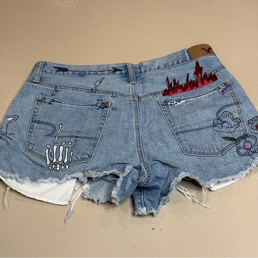 Vintage American Eagle graffiti shorts High waist light wash Women’s Size 12